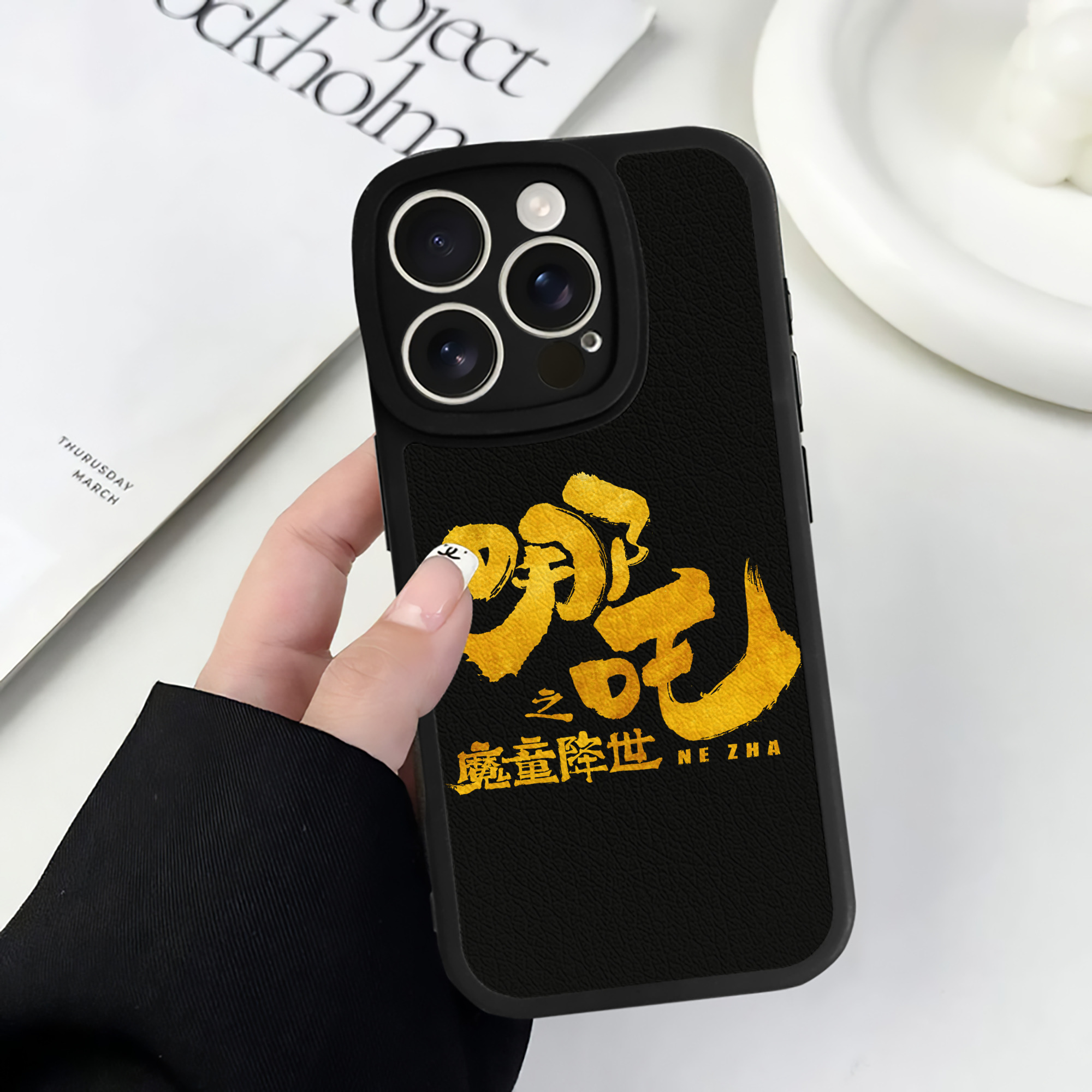 （画像用） Ne Zha 2 ナタ 魔童の大暴れ 【iPhone 16シリーズ対応】シリコンスマホケース（レザー調） 材質：シリコン
